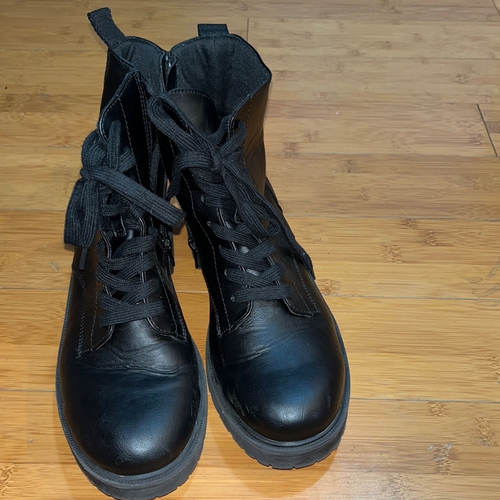 Combat boots